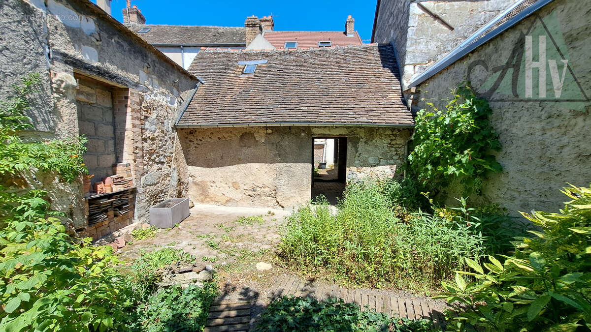 Pont sur Yonne (89) - Maison de 85 m2 avec 3 chambres, petit jardin et belle grange. - photo 15