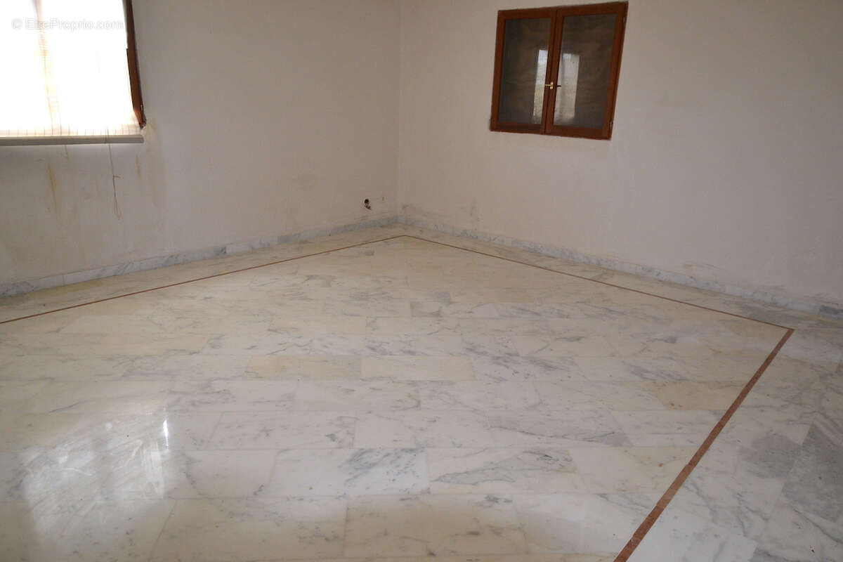 BM: Propriété de caractère. 244m2. 2 T3 + 1 T5. Emplacement résidentiel et recherché. - photo 6