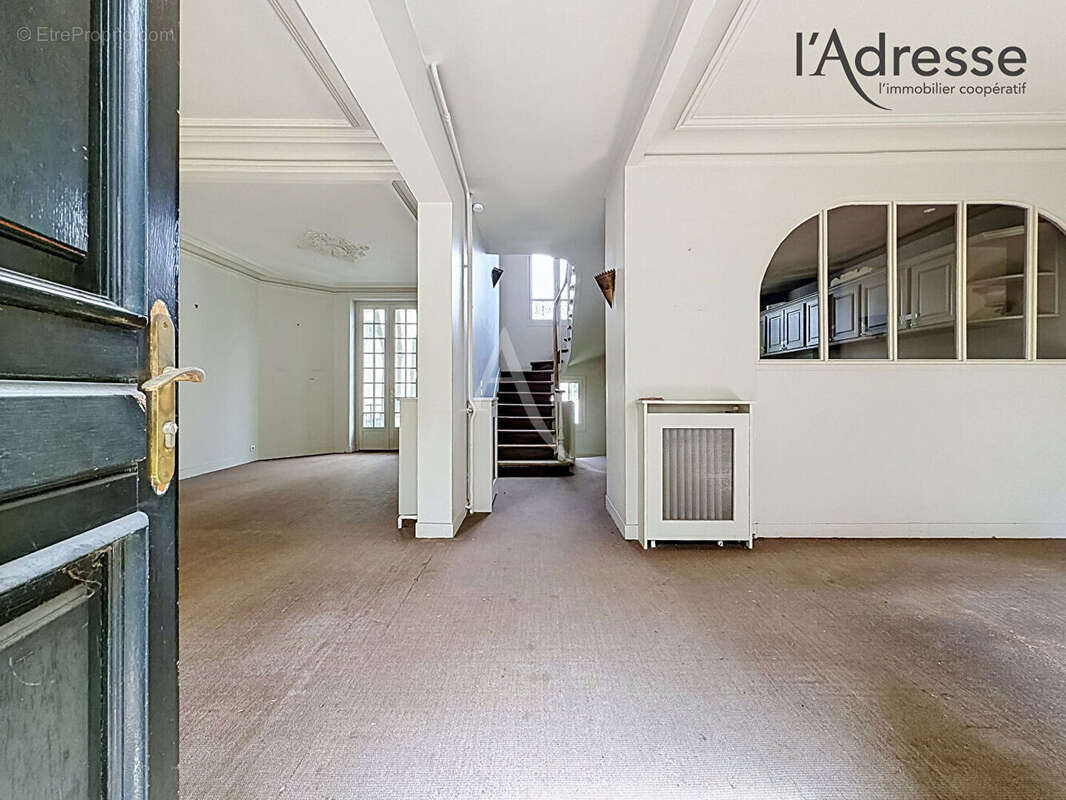 PUTEAUX/ Centre-Ville - Maison 8 pièces 168m² - 126m² d'Extérieurs - photo 4