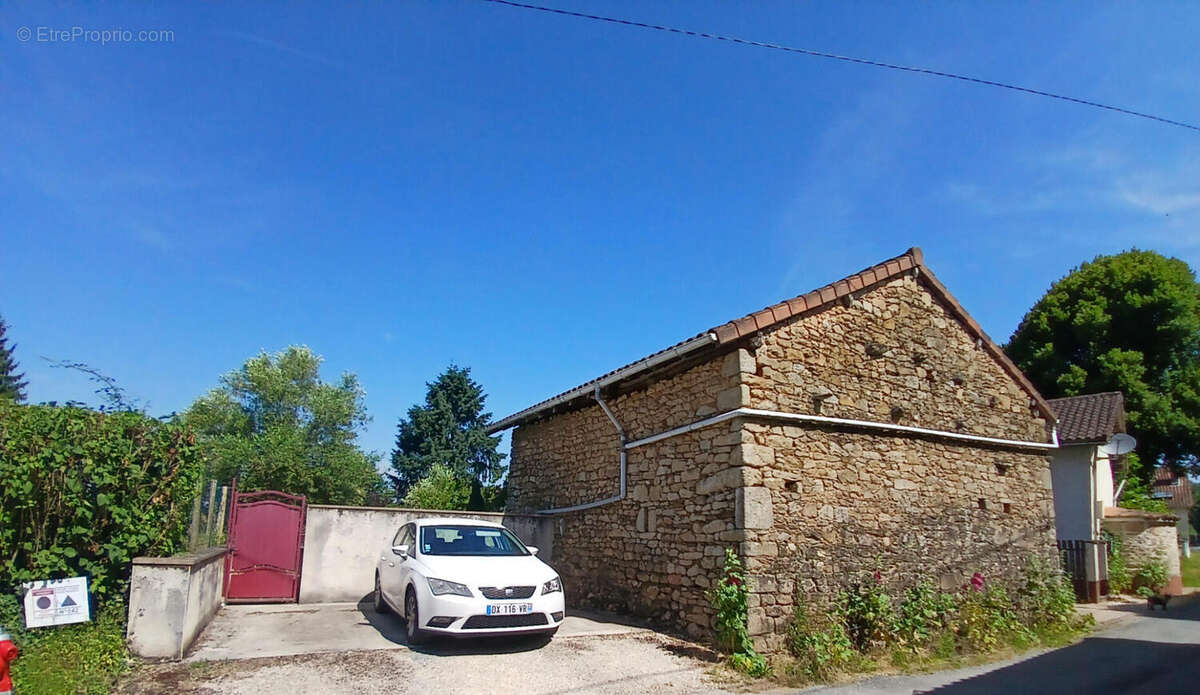The barn and parking space - Maison à SAINT-SAUD-LACOUSSIERE