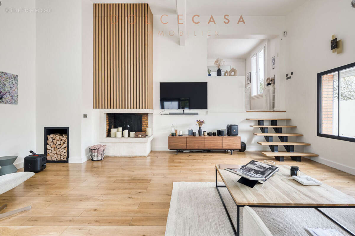Limite NOGENT SUR MARNE - Maison de 210 m2 avec dépendance - photo 2