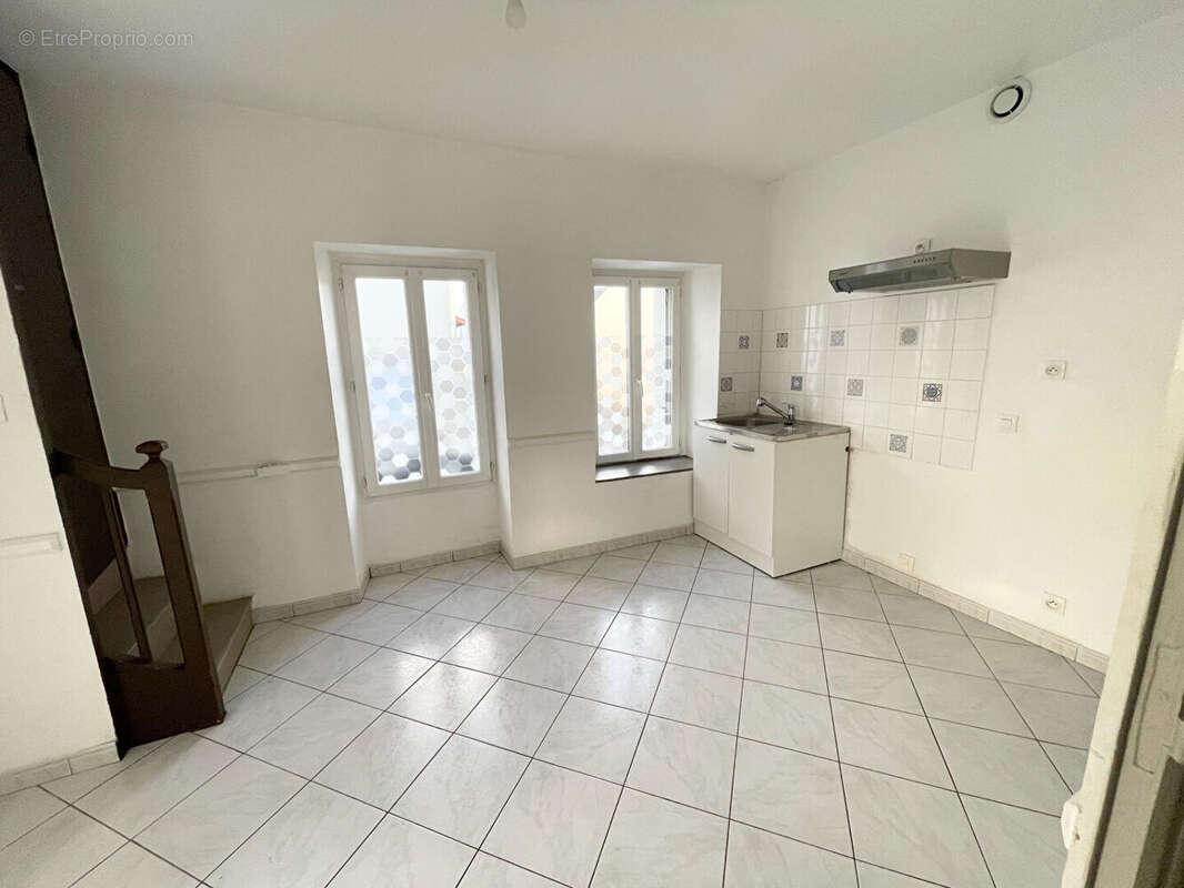 Maison à SAINT-MACAIRE-EN-MAUGES