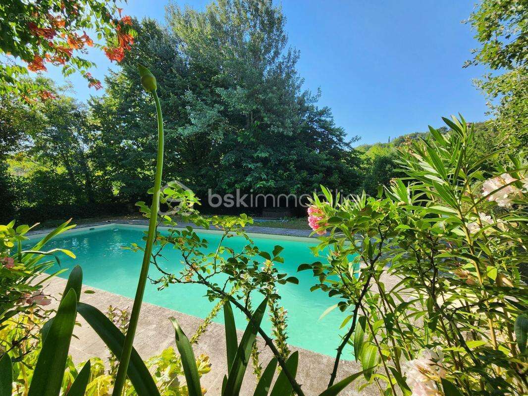 Batisse avec 5 chambres sur 3000m² de terrain avec piscine - photo 6