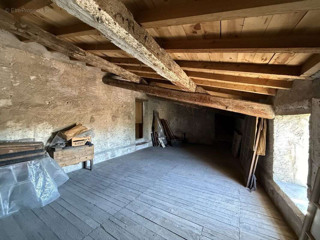 Grande maison de ville avec cours + possibilité de 2 logements ! - photo 13