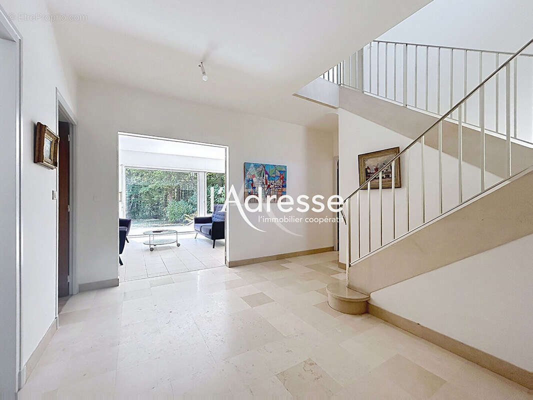 Maison d'architecte à vendre à Chambray-lès-Tours - 215m² sur terrain de 2500m² - photo 5