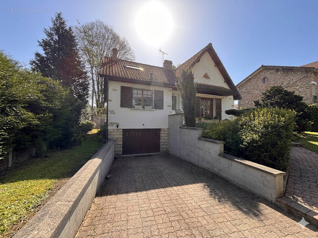 Maison à EZANVILLE