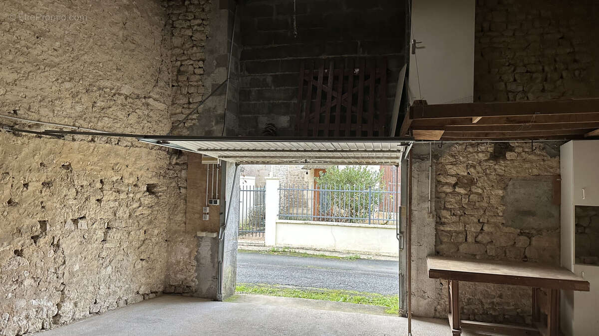 Maison à SAINT-JEAN-D'ANGELY