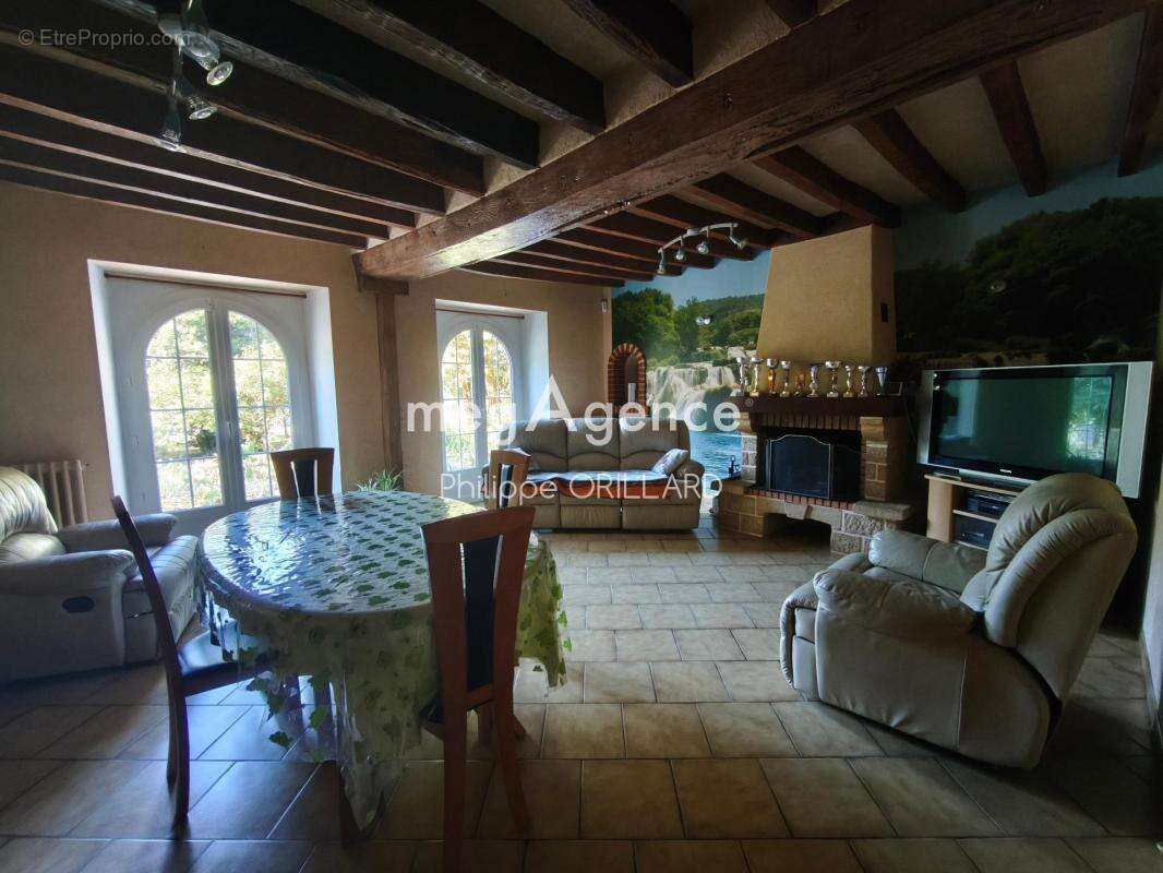 Propriété de 112 m² avec 25000 m² de terrain - photo 4