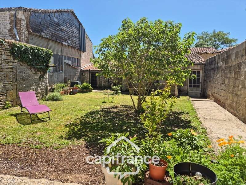 Maison à vendre 5 pièces ASNIERES LA GIRAUD (17) avec jardin, dépendances et garage - photo 11