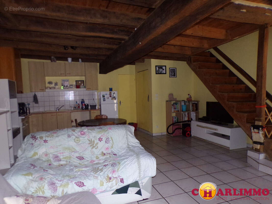 Maison 102 m² à Chabanais  - photo 2