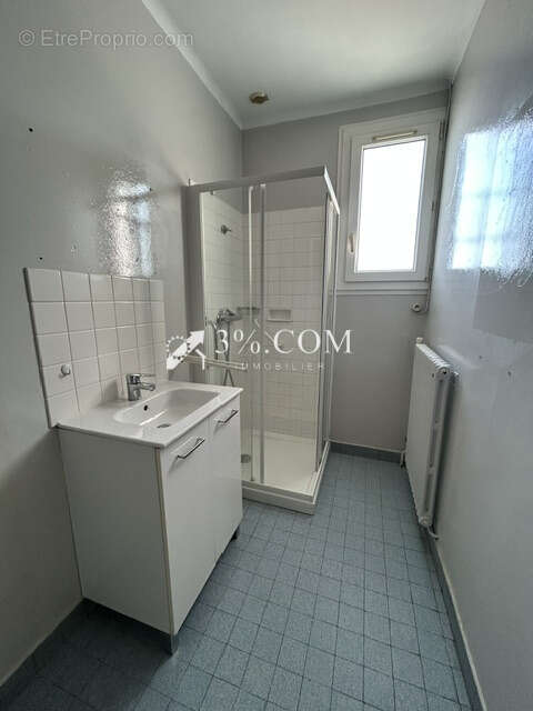 Maison de 117m2 avec deux garages et dépendances sur 960m2 d - photo 9