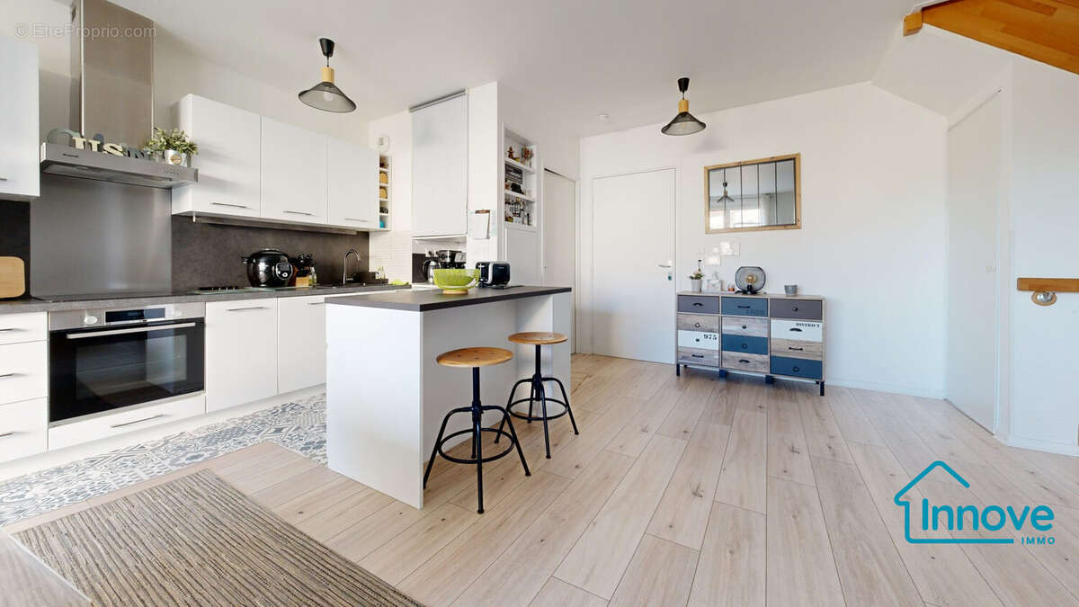 Appartement à THIVERVAL-GRIGNON