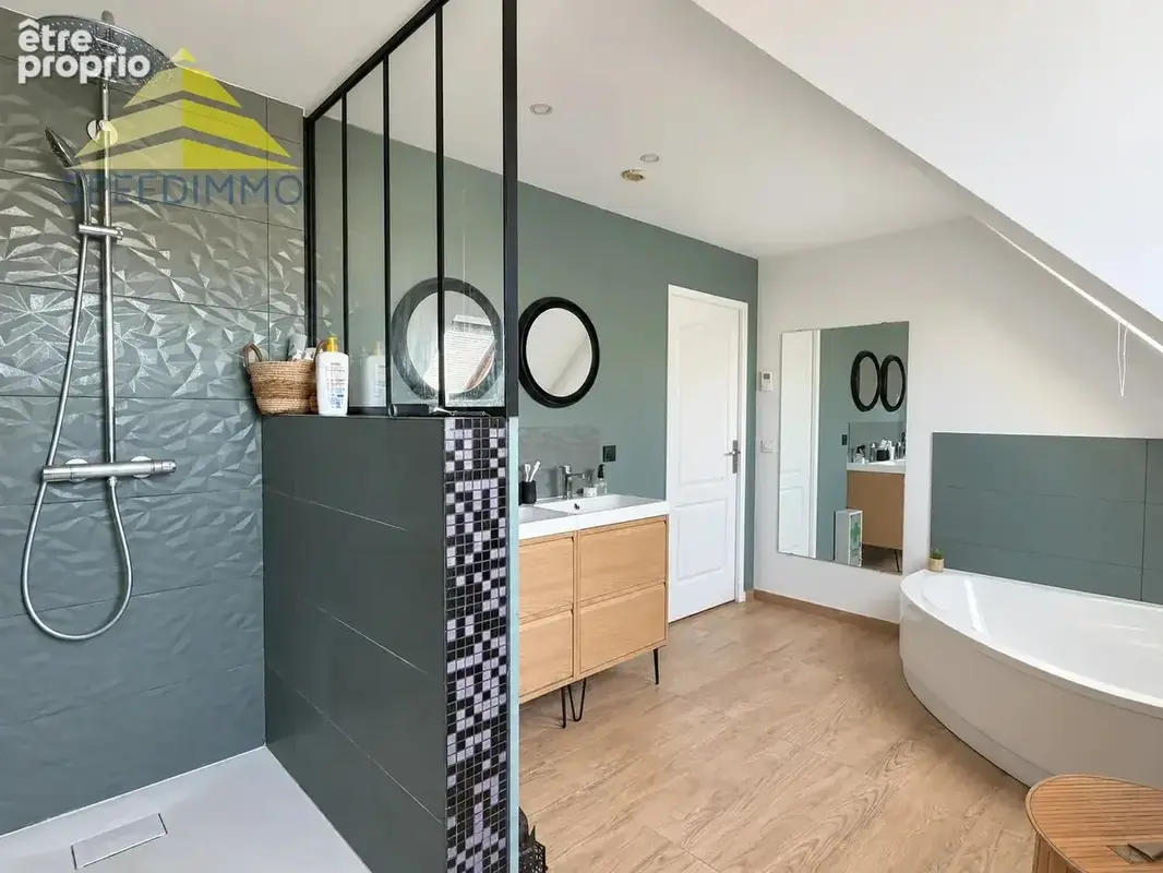 Mandres-les-Roses – Maison familiale avec piscine sur un terrain de 1 309 m² - photo 10