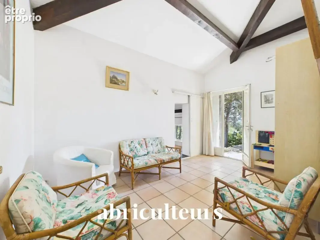 Maison d’architecte de 257 m² avec piscine et jardin arboré de 4 000 m² en vente à Ventabren (13122) - photo 17