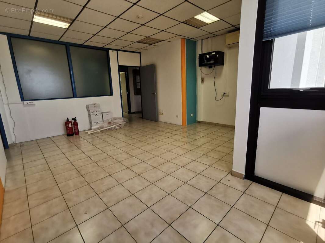 Commerce 114 m² à Le Lamentin  - photo 3