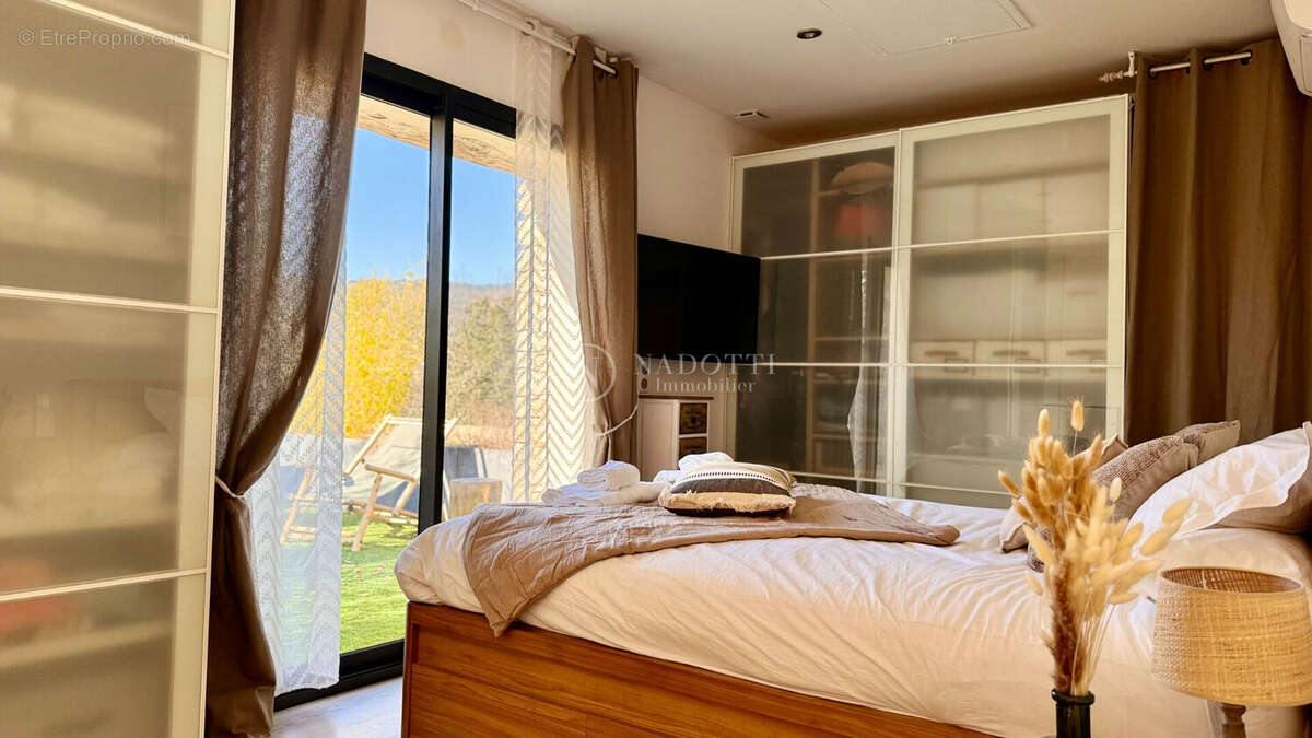 Gordes, superbe villa au coeur des chènes vert sur 1763 m² de terrain clos - photo 14