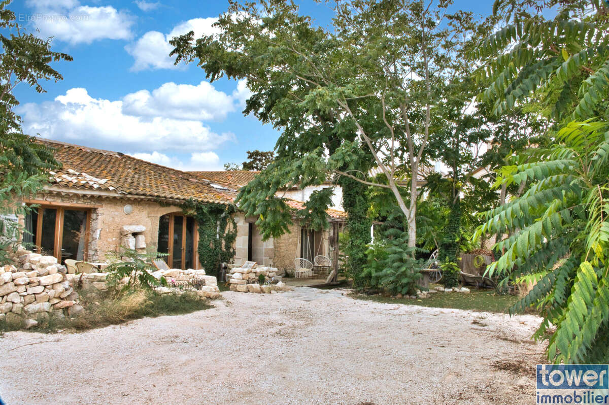 Maison en pierre intégralement restaurée - 166 m2 - 5 pièces + soub. aménagé 162 m2 - Jardinet + Terrasse - photo 13