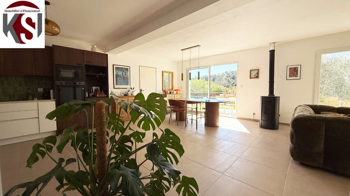Maison à SEILLONS-SOURCE-D'ARGENS