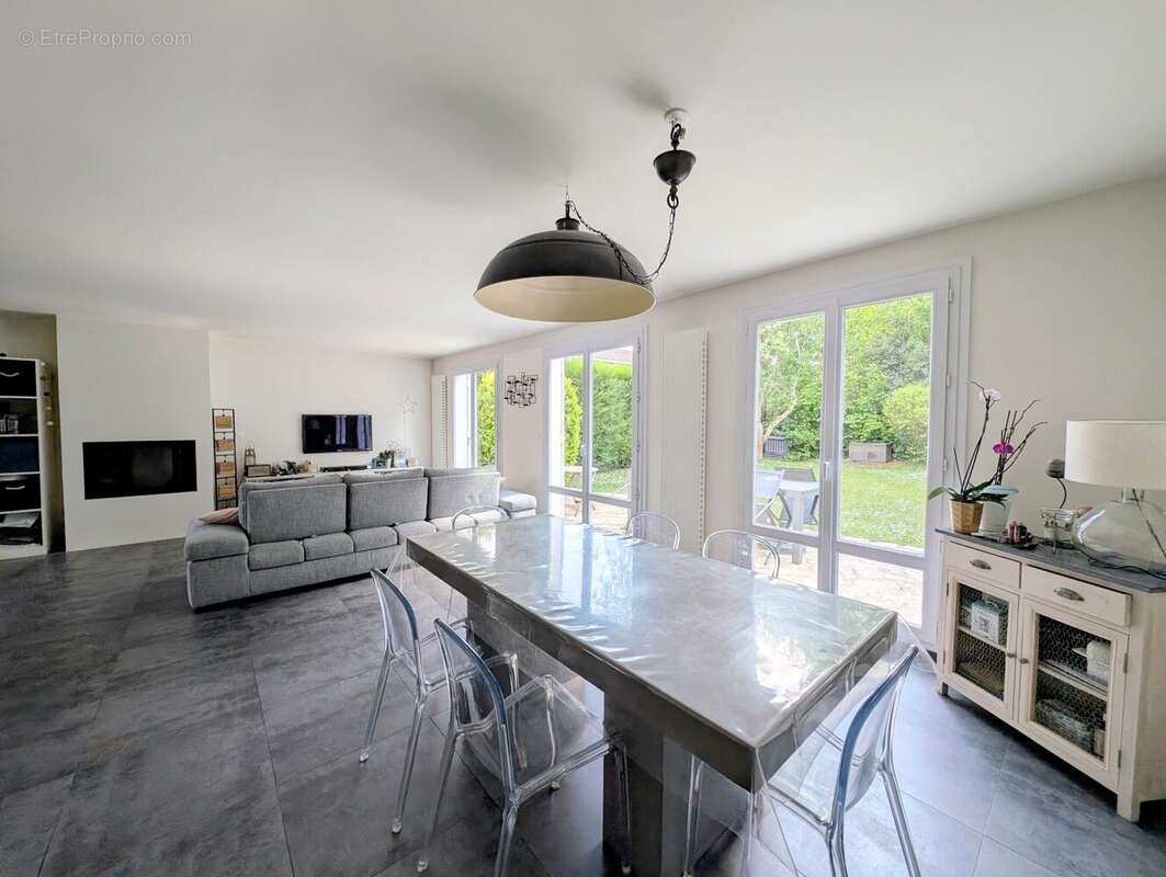 Maison à LE MESNIL-SAINT-DENIS