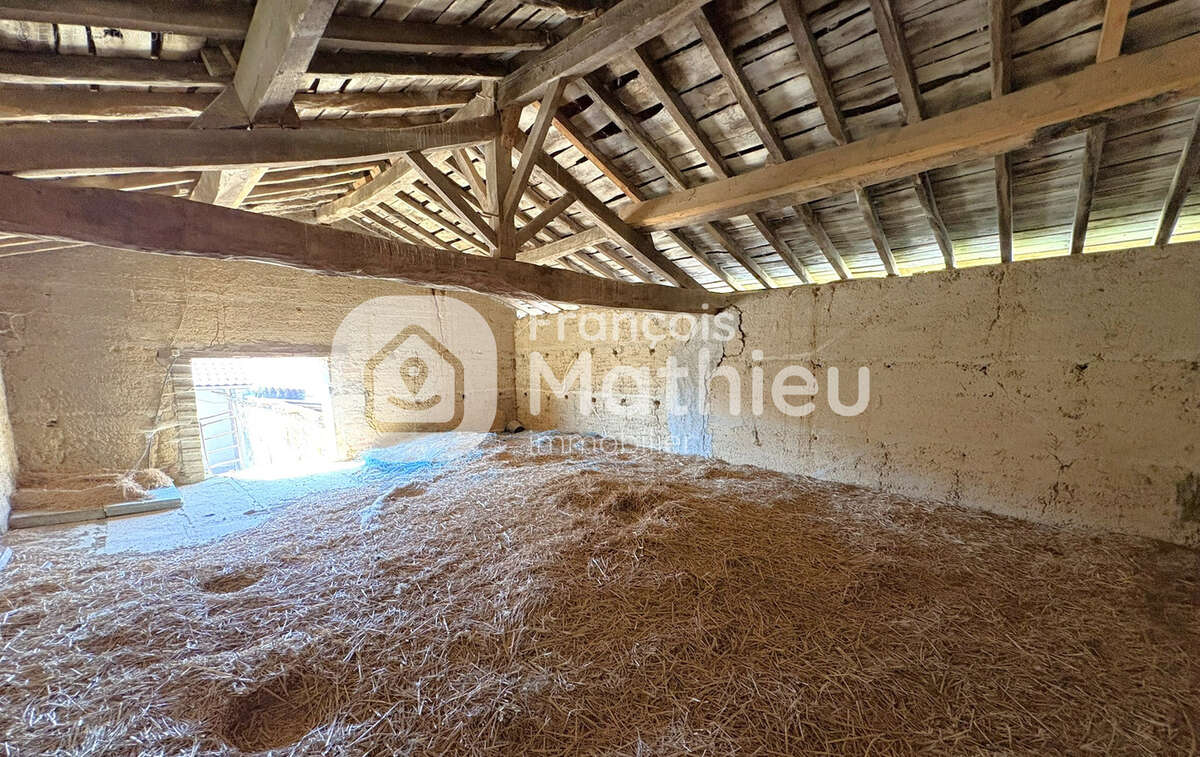 Châtillon-sur-Chalaronne - Maison avec dépendances à rénover sur 1 379 m2 de terrain - photo 12