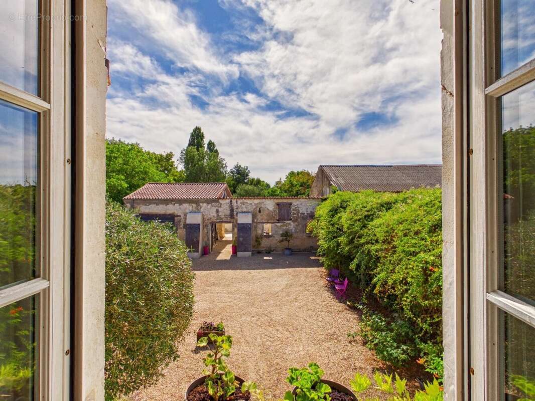 Maison rénovée en gardant tous les élements de l'époque, et commerces à pied! - photo 2