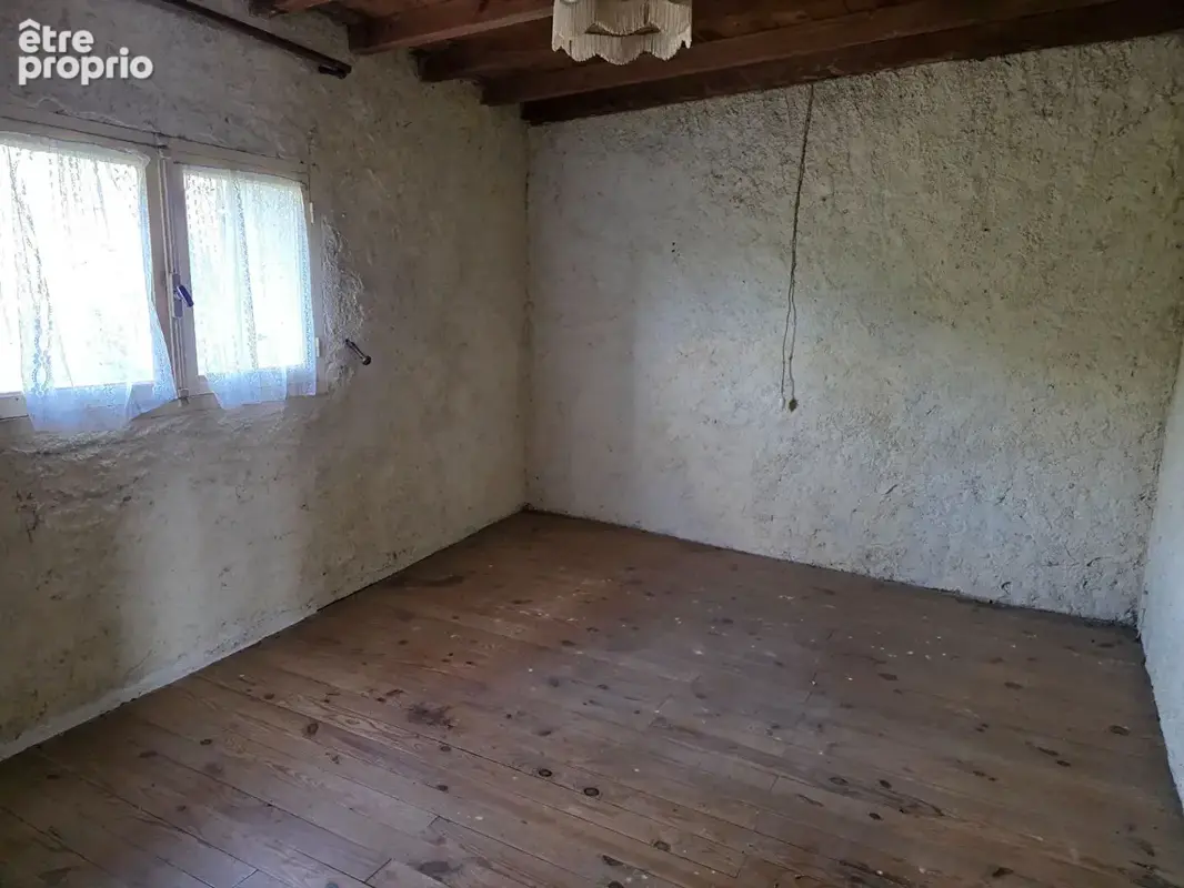Fermette avec dépendances et terrain - photo 6