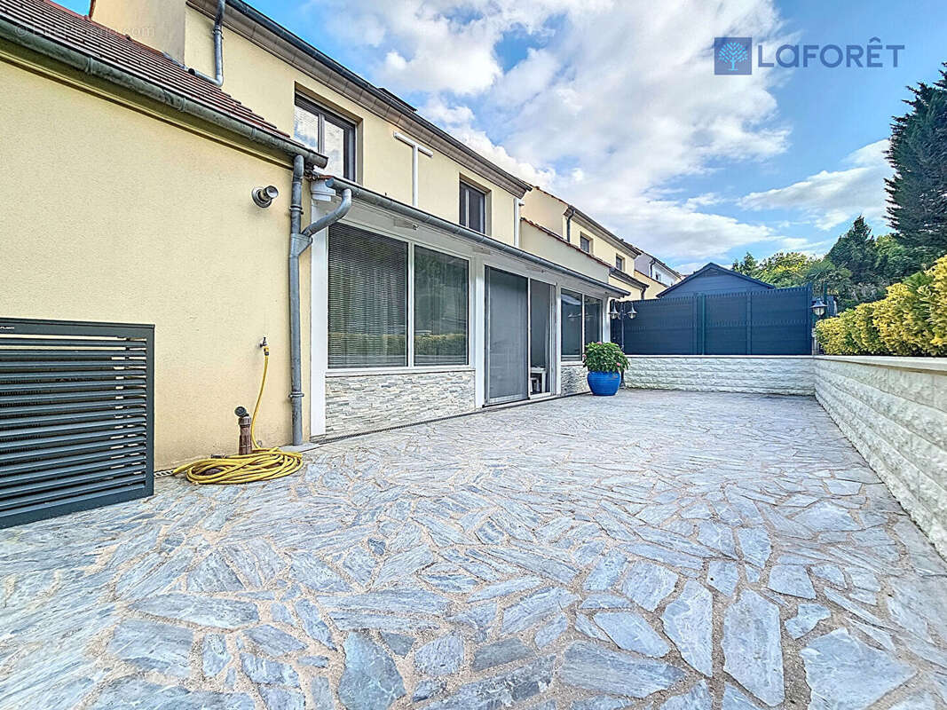 Maison à SAINT-THIBAULT-DES-VIGNES