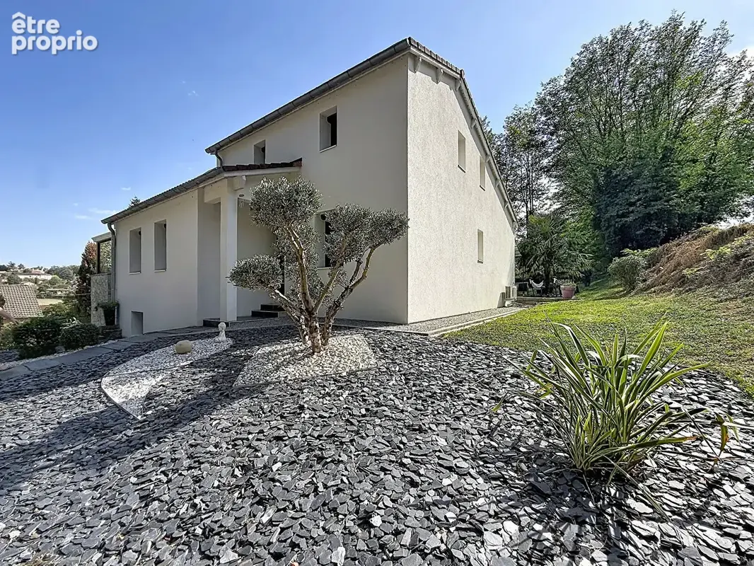 Charmante villa dans un écrin de verdure au calme , 3 chambre et un T2 indépendant, sous sol, piscine. - photo 2
