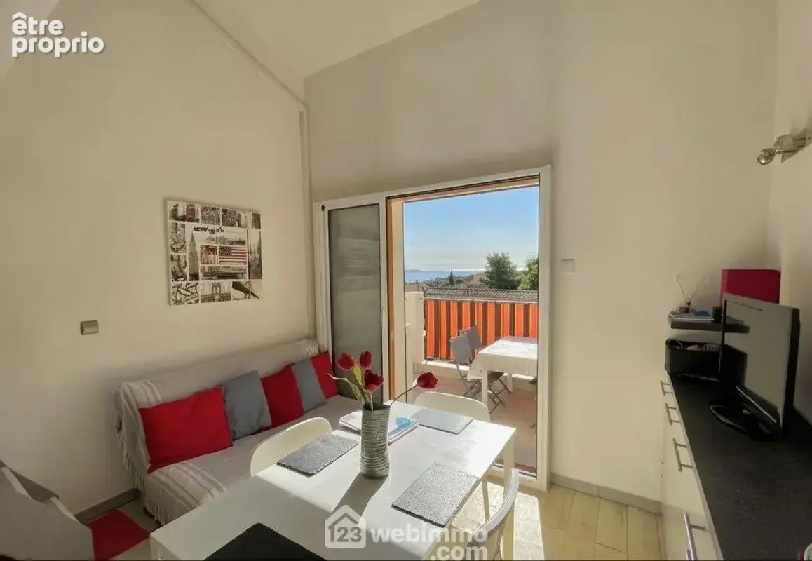 Séjour lumineux ouvrant directement sur la terrasse.