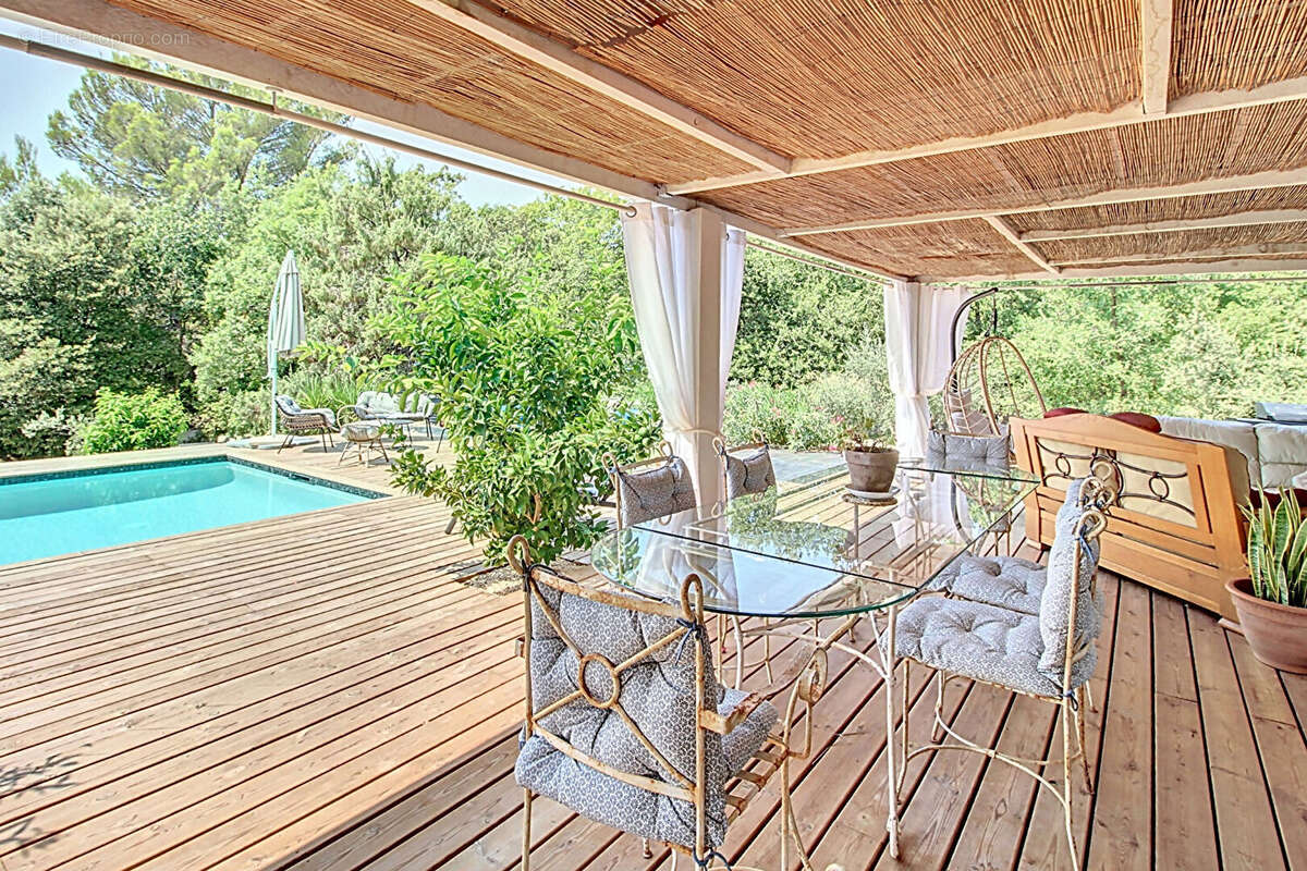 A VENDRE EN EXCLUSIVITÉ ! FIGANIÈRES Maison de plain-pied 126 m² 3 chambres Piscine et terrain de 2074 m² - photo 3