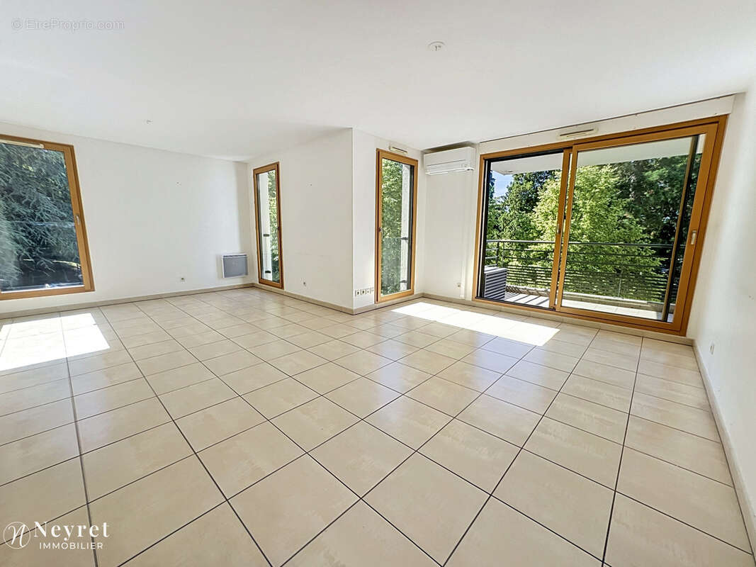 Appartement à SAINT-GENIS-LAVAL
