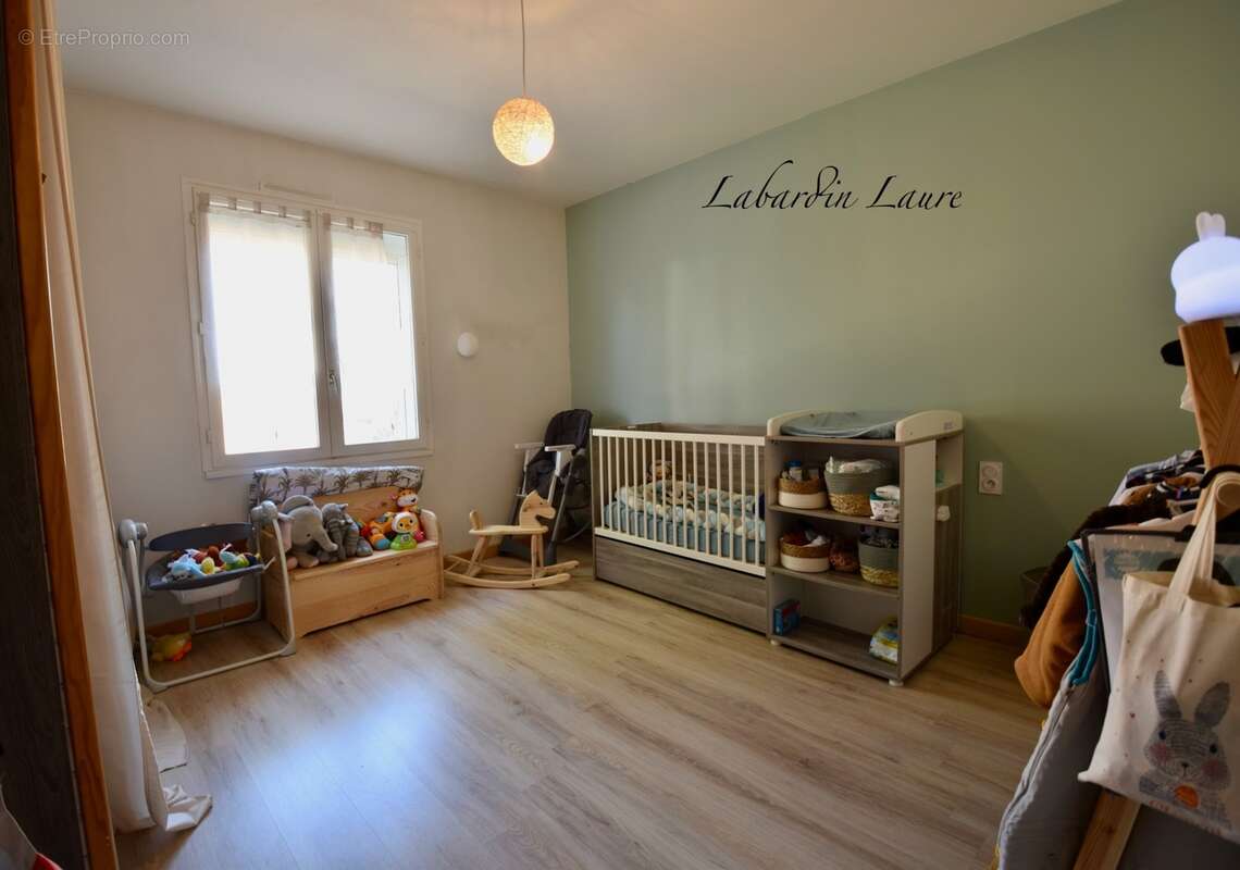 Maison de plain pied - 2 chambres  - 1 abri de jardin - terrain clos avec places de parking - photo 5