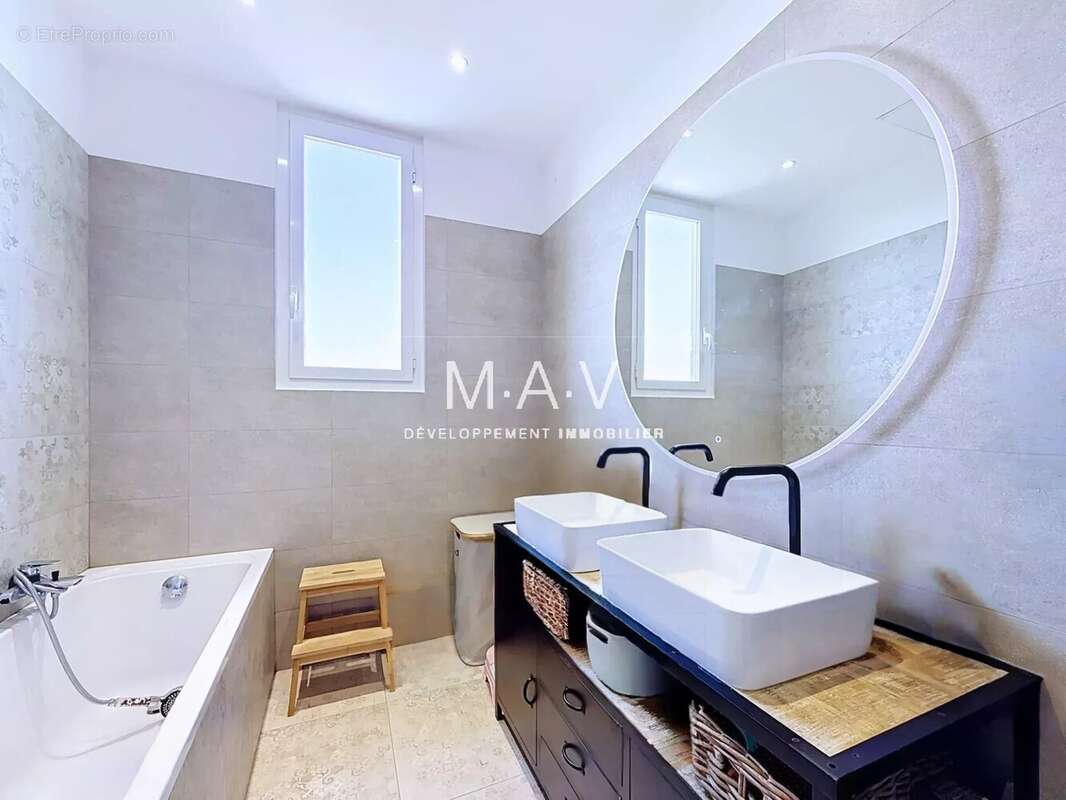 Aspremont - maison 5 pièces rénovée piscine vue panoramique collines et aperçu mer - photo 21