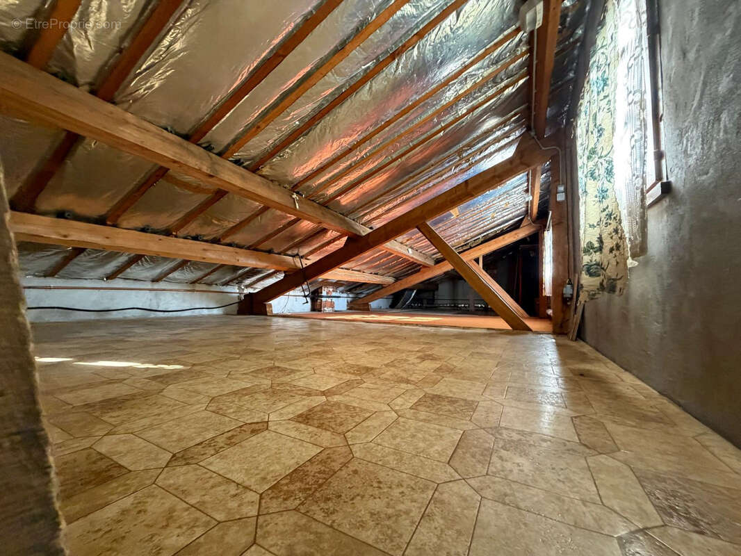 LA GRAND CROIX - Maison de Ville avec travaux 88m2 et jardinet - photo 7