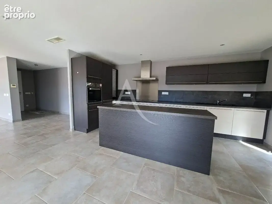 Maison avec garage et dépendance, vue dominante - photo 4
