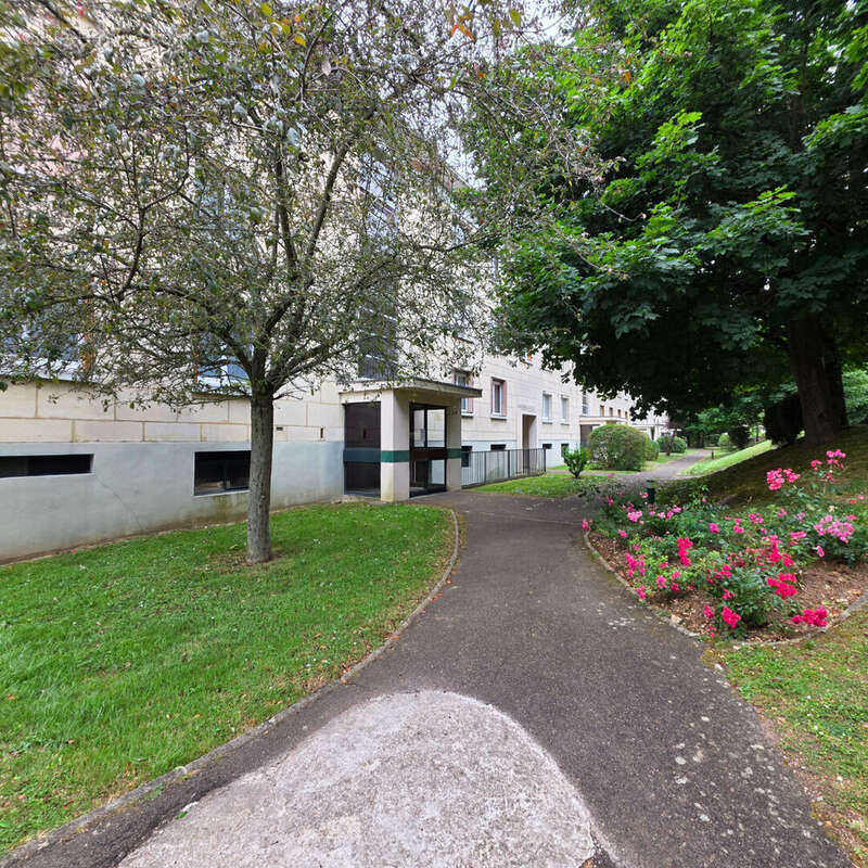 Appartement à NEAUPHLE-LE-CHATEAU