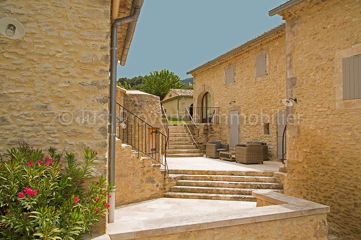 Maison à BONNIEUX