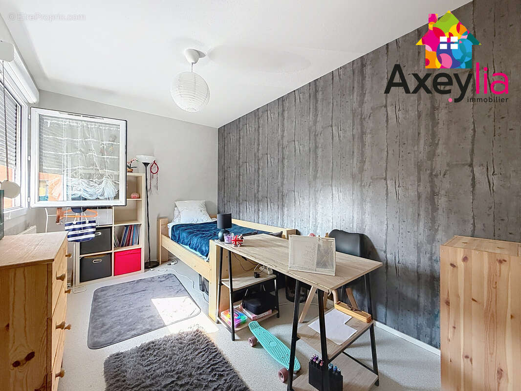 A vendre - roanne - appartement rénové et en duplex avec trois chambres, terrasse et stationnement souterrain - photo 8