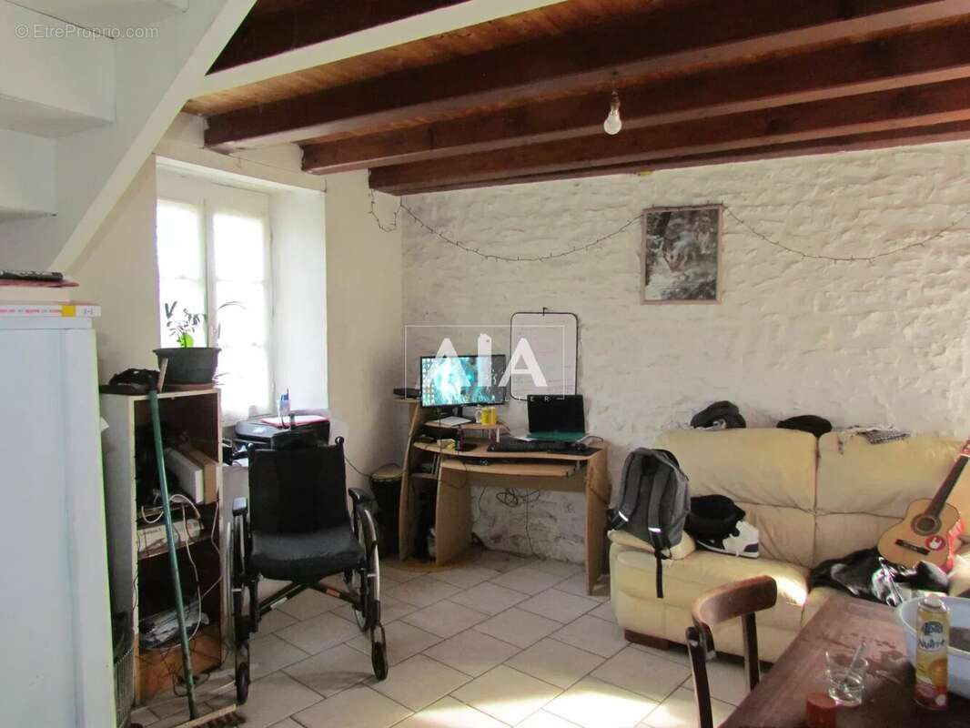 Maison à LES ADJOTS