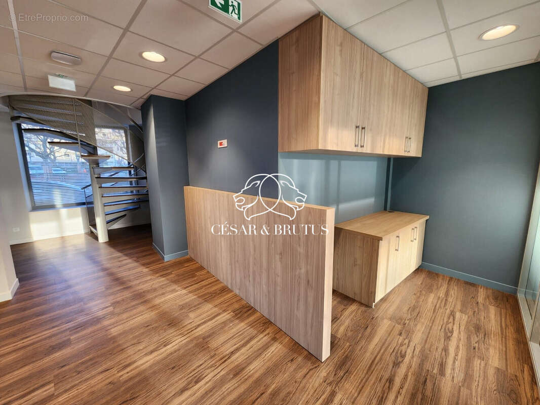 Commerce 170 m² à Lyon-8e  - photo 3