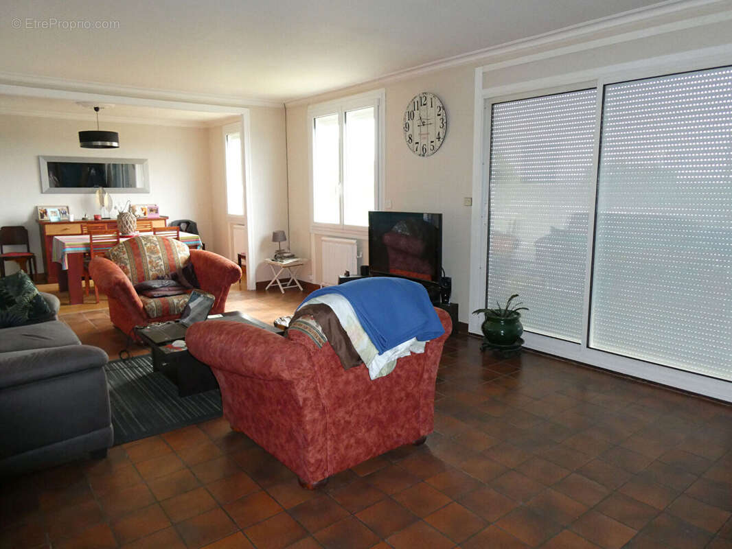 Maison de plain pied avec garage et terrain clos. - photo 2