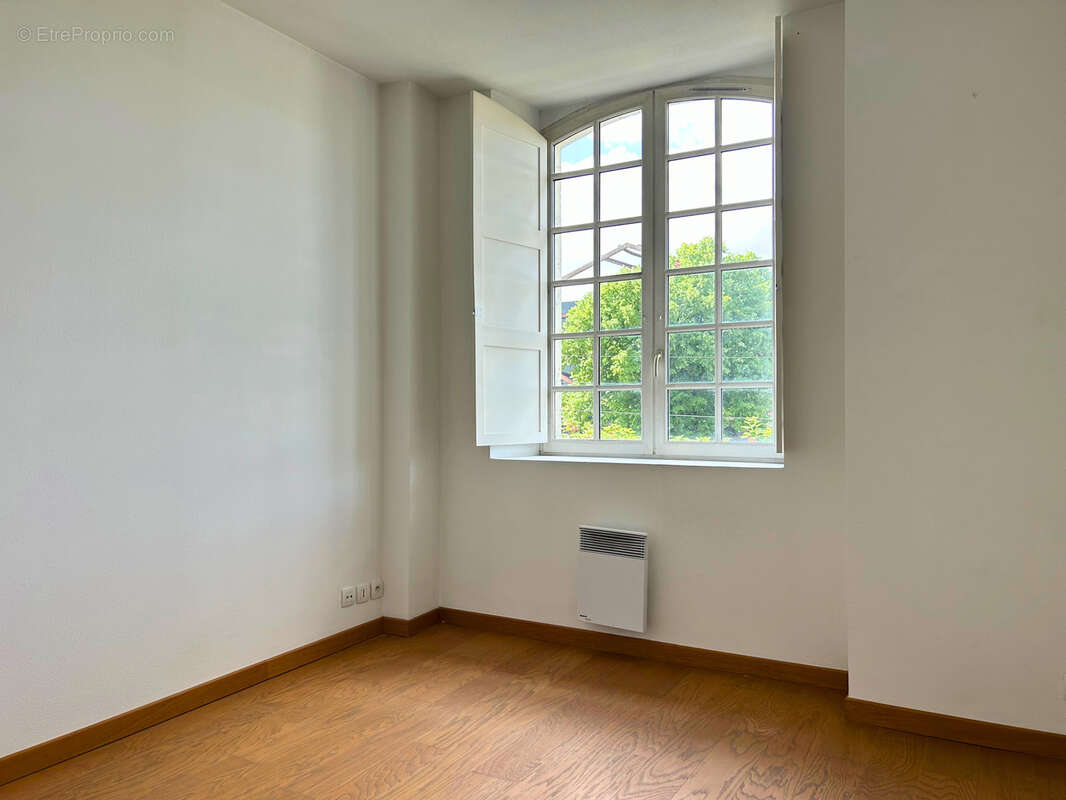APPARTEMENT T3 avec ascenseur et double stationnement, quartier Martell COGNAC - photo 4