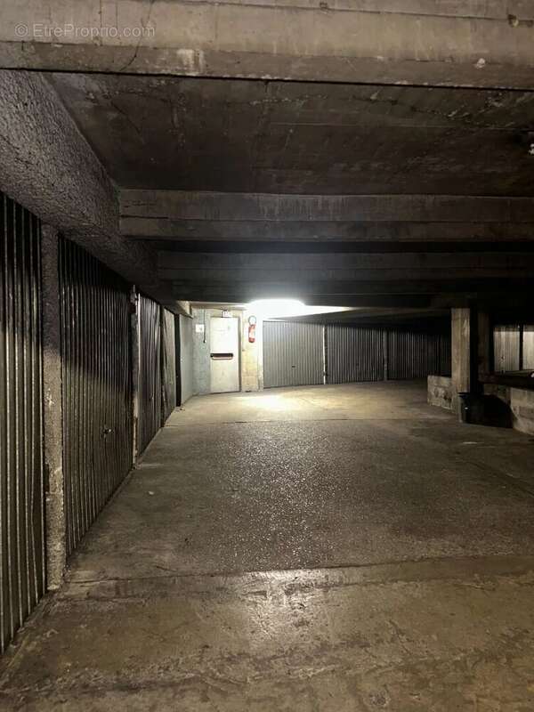 Parking à PARIS-18E