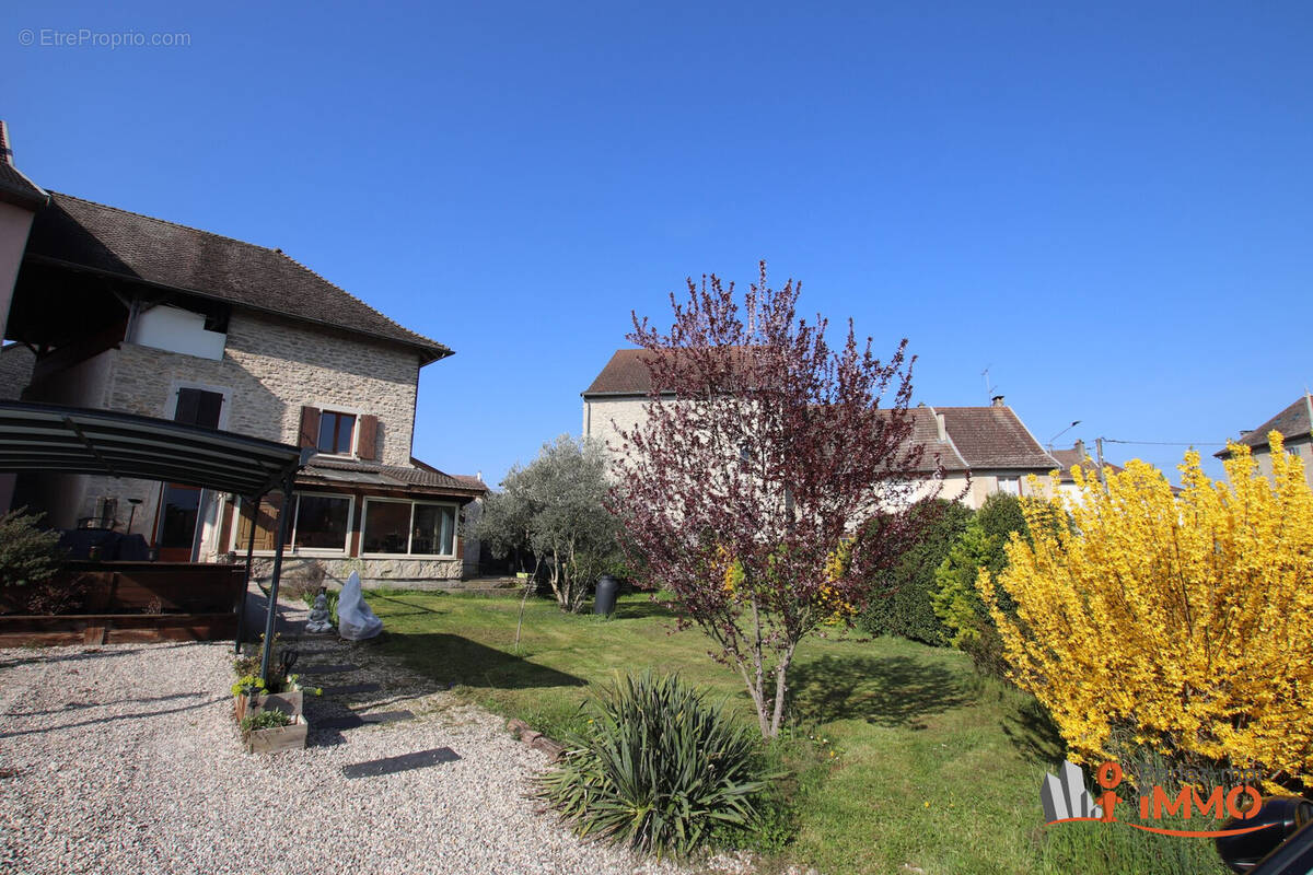 Maison à MONTALIEU-VERCIEU