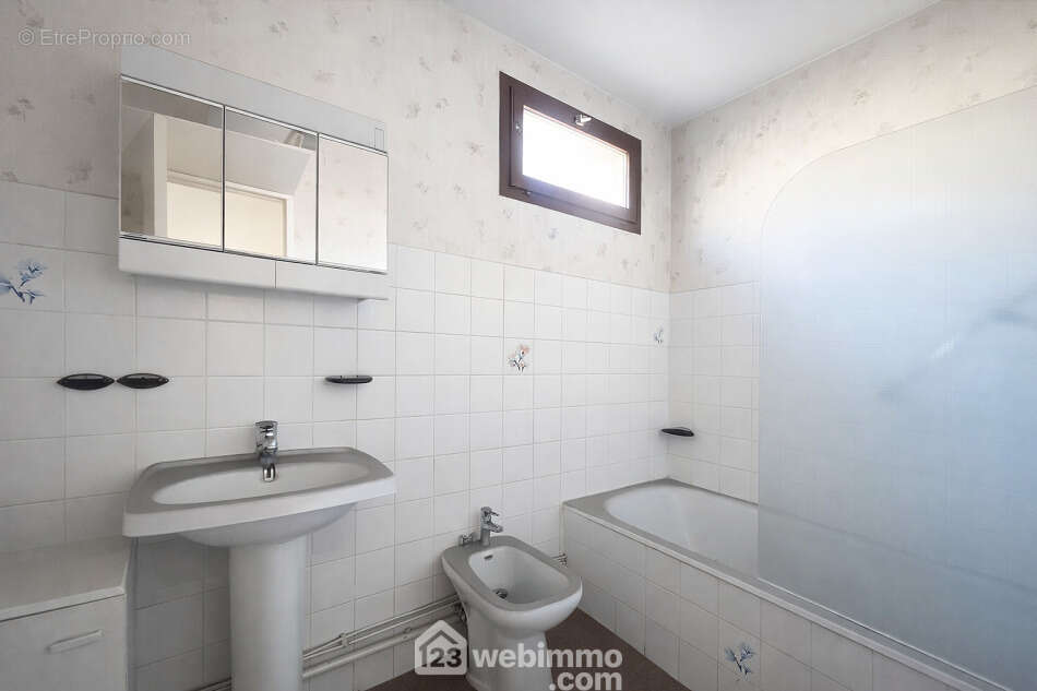 Salle de bains à moderniser selon vos envies. - Appartement à SAINTE-MAXIME