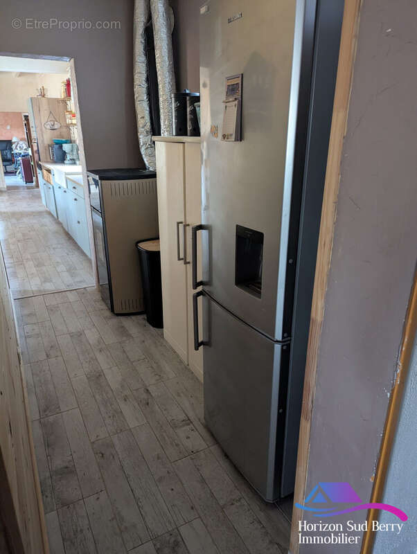 Couloir avec poêle à granulés - Maison à VIJON