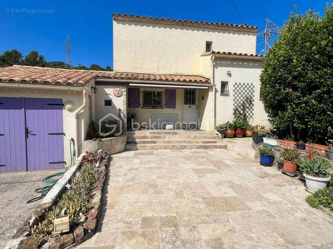 OLLIOULES – FAVEYROLLES - Maison familiale T9 de 160 m² avec annexes, piscine et terrain de 2 000 m² - photo 2