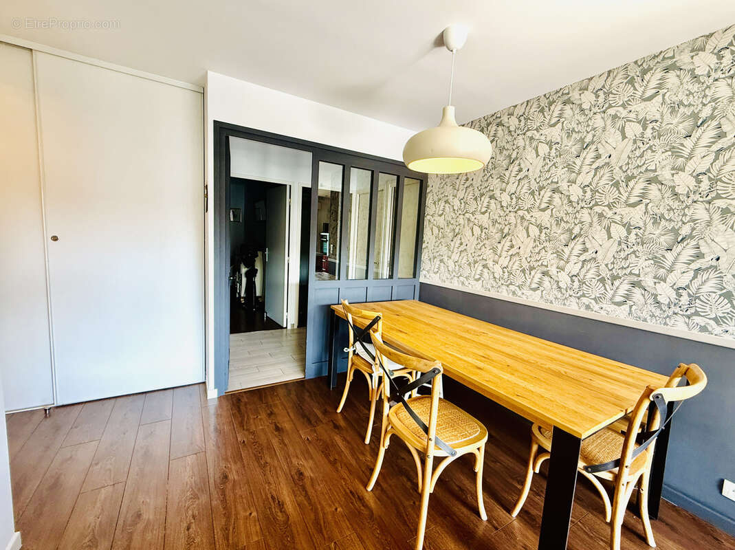 Dernier étage, superbe T3 traversant de 65 m2 avec grande terrasse, parking et cave, à seulement 10 minutes de - photo 7