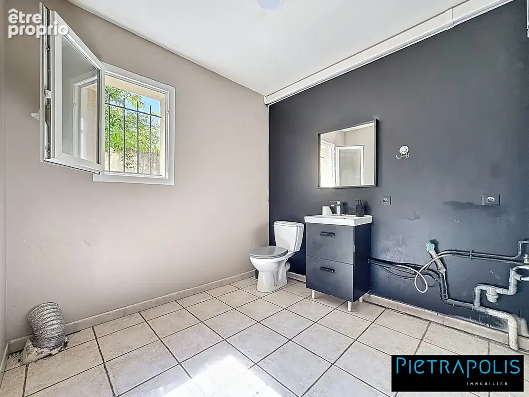 Commerce 104 m² à Saint-Genis-Laval  - photo 9