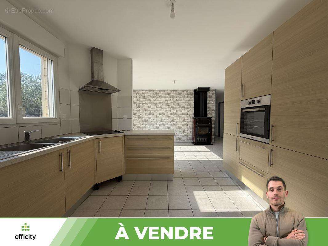Maison 104 m² à Lussac-Les-Chateaux  - photo 7